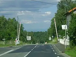 La route croise la ligne d'Eygurande - Merlines à Clermont-Ferrand près de la gare de Volvic.