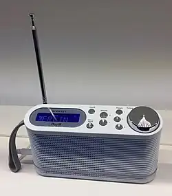 Une antenne intérieure intégrée permet à ce récepteur radio DAB+ de capter la bande VHF.