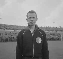 Portrait de Henk Schouten en survêtement du club.