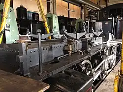 Châssis de la Tigerli du Dampfbahn Bern. Le réservoir d'eau descend entre les essieux moteurs.