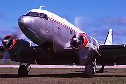 Photographie couleur d'un avion.