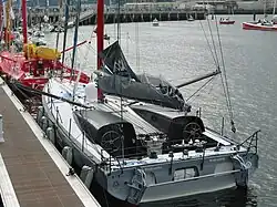 Vue arrière plongeante sur le bateau. Le rouf est en deux parties.