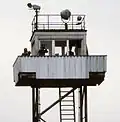 Une tour d'observation métallique pouvant accueillir trois gardes. Certaines tours de ce type étaient semi-portables et pouvaient être déplacées dans de nouveaux secteurs lorsque cela était nécessaire