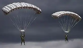 Dérive sous voile de deux chuteurs ops.