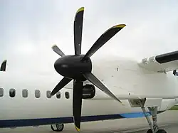 Hélice Dowty Rotol à six pales en forme de cimeterre montée sur un Bombardier Q400-Dash 8 de Croatia Airlines.