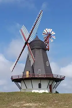 Moulin à galerie, ou moulin-blouse, île de Fanoe, Danemark, équipé d’un fantail.