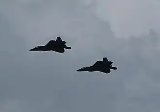 Deux Raptors dans le ciel de la base.