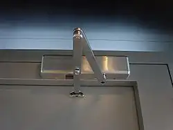 Ferme-porte moderne.