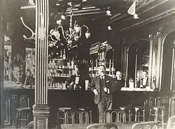 M.&nbsp;Gallopin dans sa brasserie à la fin du XIXe&nbsp;siècle.