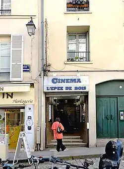 Au no&nbsp;100, cinéma d'Art et d'Essai « L'Epée de bois ».