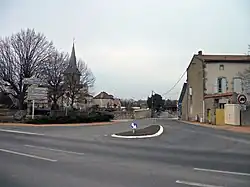 La D 216 vers Jenzat et l'église Saint-Saturnin au second plan