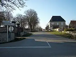 La route départementale 383 est la principale route d'entrée du village