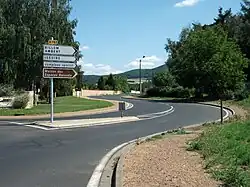Au sud de la ville, la route départementale 761 relie Vic-le-Comte à Ambert et Issoire