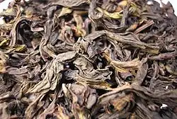 Description de l'image Da Hong Pao Oolong tea leaf close.jpg.