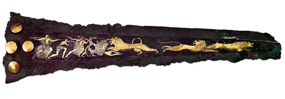 Chasse aux lions, en or et argent sur une dague en bronze mycénienne, Grèce, XVIe&nbsp;siècle&nbsp;av. J.-C.