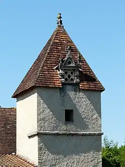 Pigeonnier dans le bourg de Daglan.