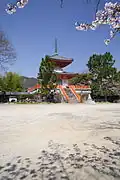 Le Shingyō-hōtō (心経宝塔), bâti en 1967 pour la célébration des 1&nbsp;150&nbsp;ans du sūtra du Cœur (shakyō) de l'empereur Saga.