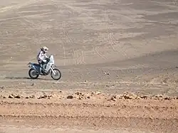 Antonio Cabini dans les dunes près d'Iquique.