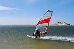 Windsurfeur en face de l'île du Dragon.