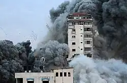 Photographie d'un bombardement israélien sur une tour résidentielle à Gaza, le 7 octobre 2023.
