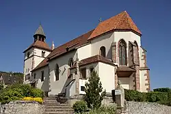 Vue extérieure de la chapelle Saint-Sébastien avec le calvaire de 1687.