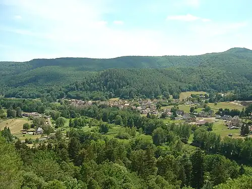 Vue sur le centre de Dambach depuis un rocher dans l’ascension de la colline du Modenberg.