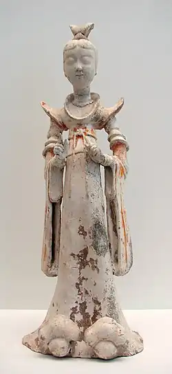 Dame de la Cour d'époque Tang. L'extrême sophistication du costume est caractéristique : manches longues, chaussures à larges bouts recourbés, épaulettes marquées