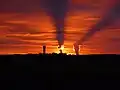 La centrale vue à 35km lors du coucher de soleil