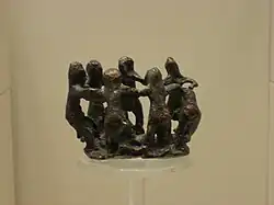 Danse rituelle. Bronze votif. VIIIe&nbsp;siècle. Musée archéologique d'Olympie