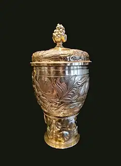 Gobelet à couvercle.