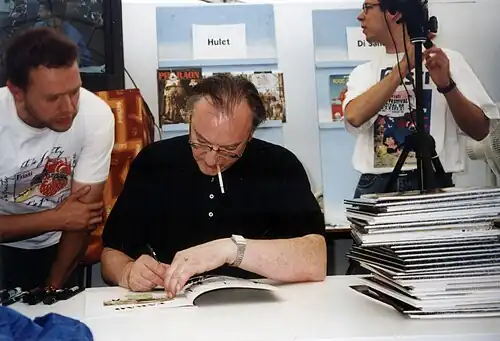 Daniel Hulet en dédicace au festival de Coxyde le 25 juillet 1996.