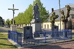 Le monument aux morts et le calvaire.