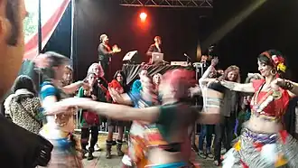 Danseuses pendant l'inter-plateaux.