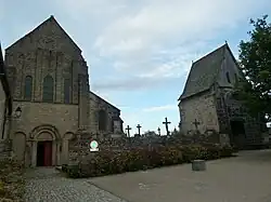 La façade ouest de l'abbatiale, à droite, le porche déplacé.