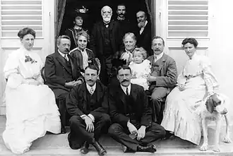 La famille Dapples à la villa de Grezzano, Toscane (1904). Au centre, Edmond Dapples ; assis par terre, Henri Dapples à gauche et Louis Dapples à droite. Elvire Dapples est la dernière à gauche, assise sur la chaise.