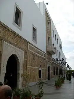 Façade du Dar El Bey depuis la place de la Kasbah.