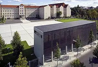 Le monument aux morts de la Bundeswehr (Ehrenmale der Bundeswehr&nbsp;(de)) devant le ministère fédéral de la Défense.