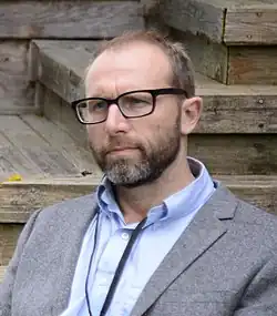 Description de l'image David Bezmozgis - Eden Mills Writers Festival - 2014 (DanH-4304) (cropped).jpg.