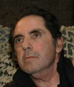David Proval interprète Richie Aprile.