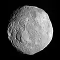 Une des premières images de Vesta obtenue le 7 juillet alors que la sonde se trouve à 41&nbsp;000&nbsp;km de l'astéroïde.