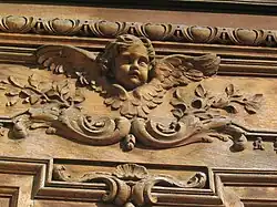 Détail de la porte monumentale en façade.