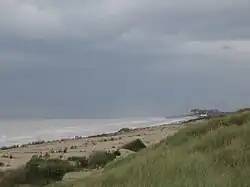 La plage entre Le Coq-sur-Mer et Wenduine (station balnéaire visible à l'arrière-plan).