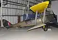 biplan léger, dans un hangar. Cocarde britannique