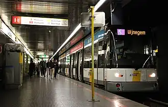 21 juin 2016 Motrice Hermelijn&nbsp;(nl) (série 7232-7271) de De Lijn sur la ligne 5 vers Wijnegem à la station de prémétro Opera.