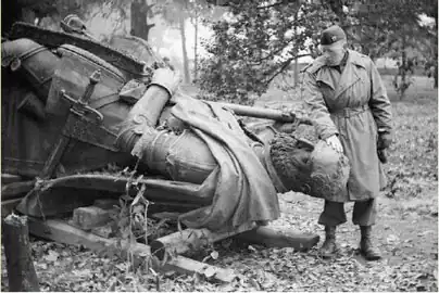 Deane Keller avec la statue de Cosme Ier de Toscane.