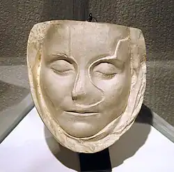 Masque de la petite Claudia Victoria, 10 ans. Déposé dans sa tombe par sa mère. Lyon début du IIe&nbsp;siècle EC. Plâtre.Lugdunum (musée)