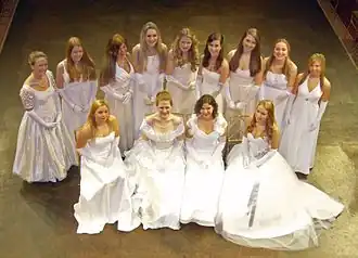 Jeunes femmes lors de bal (Debutante, 2012).