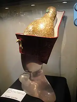 Couronne rouge et dôme or royal portés par Elizabeth Taylor.