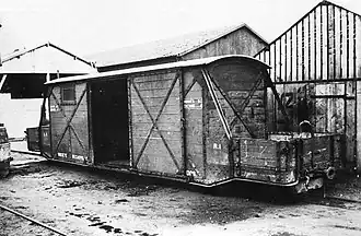 Wagon couvert surbaissé à bogies.