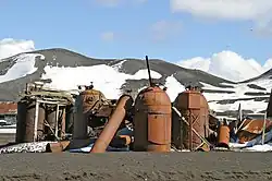citernes et machines rouillées utilisées par les baleiniers pour extraire l'huile de baleine.